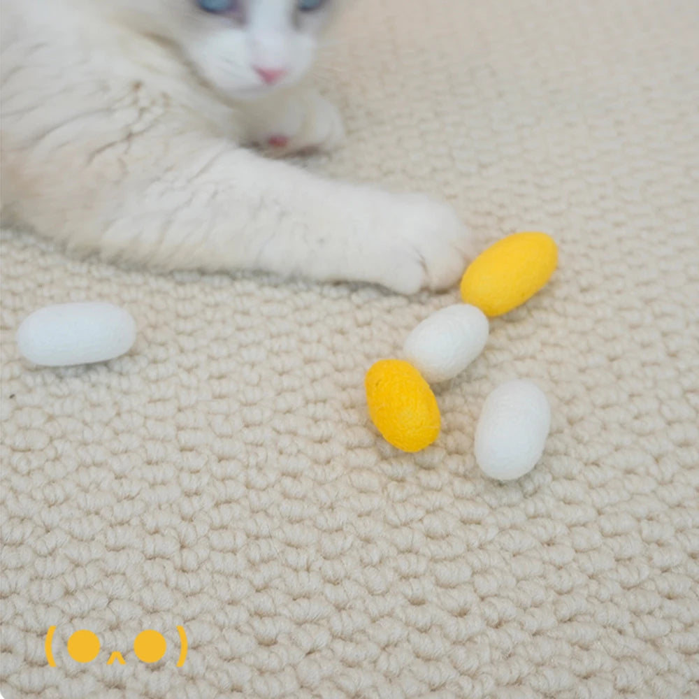 Los juguetes para gatos son naturales puros, sin teñir, sin decoloración, secado completo, con cocones de crisalis y gusano de seda para diversión de artefactos para gatos