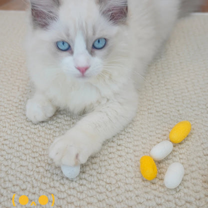 Los juguetes para gatos son naturales puros, sin teñir, sin decoloración, secado completo, con cocones de crisalis y gusano de seda para diversión de artefactos para gatos
